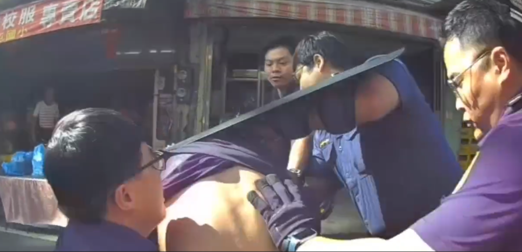 台中醉漢市場內揮平底鍋嚇壞民眾　員警噴辣椒水盾牌壓制逮捕