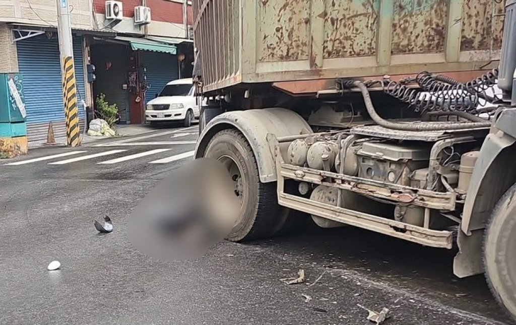 驚悚！轉彎車擊落直行騎士 他遭輾「骨折送醫」