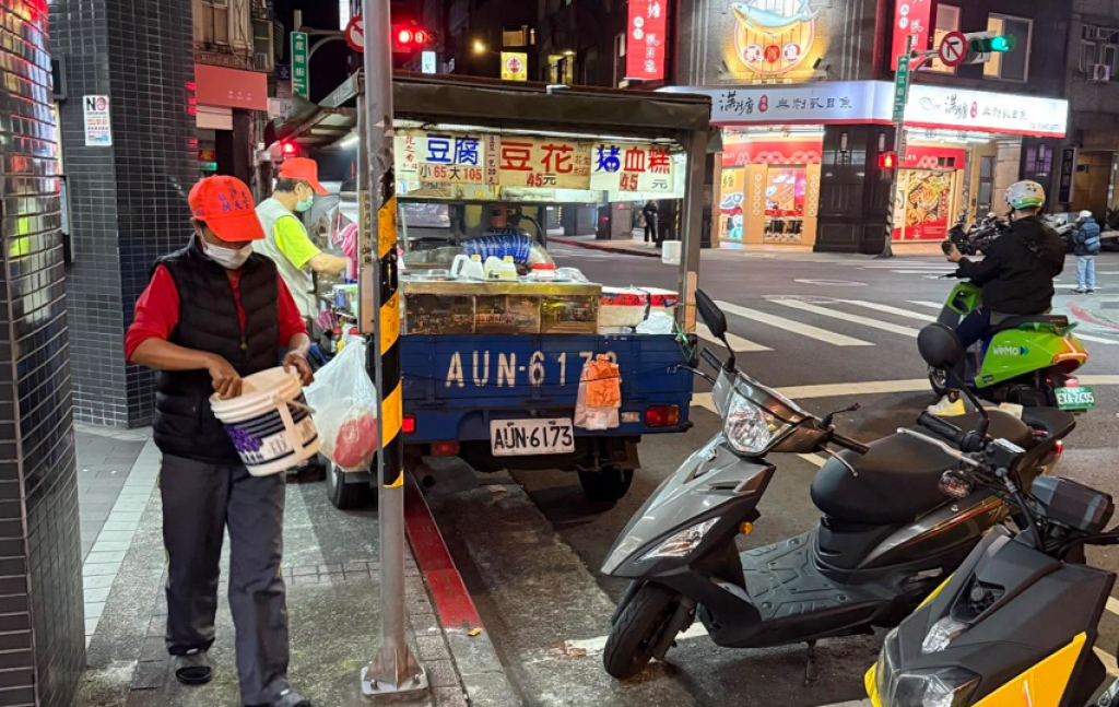 影／萬華臭豆腐餐車違停、倒餿水！民眾拍下PO網引熱議　清潔隊獲報後開單