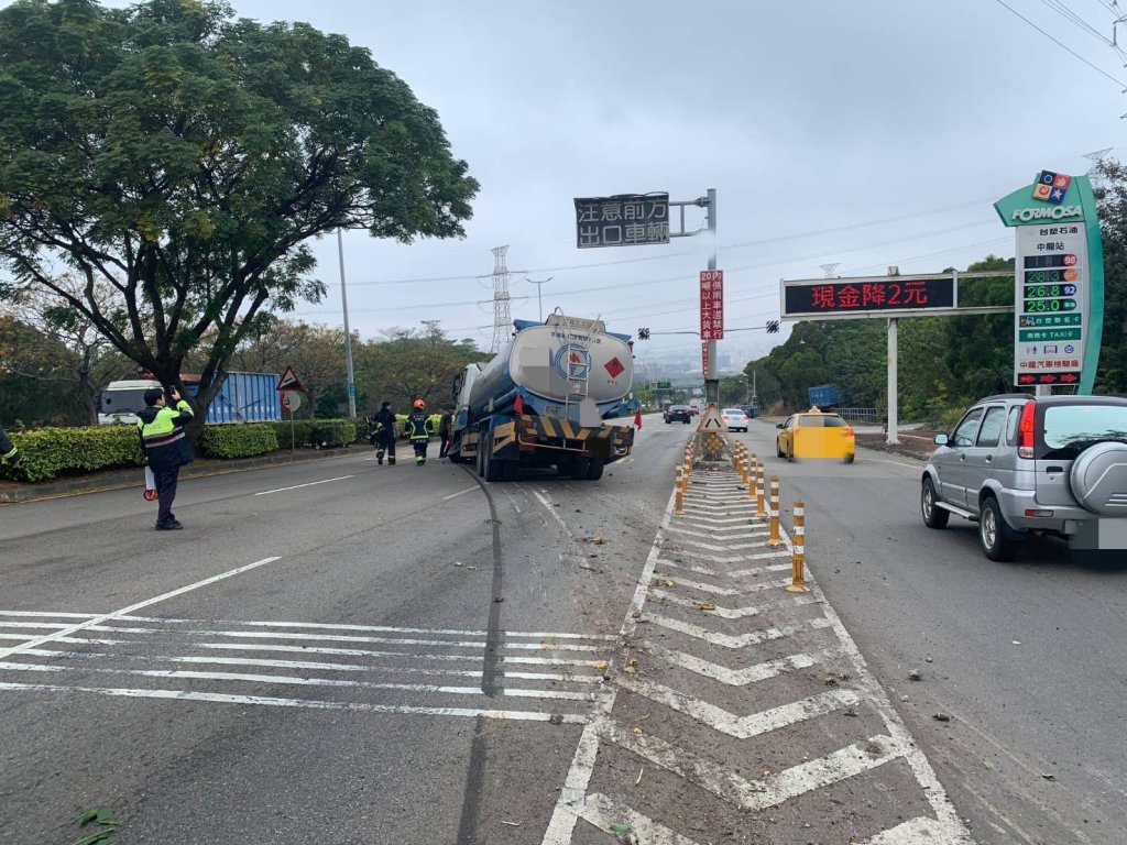  台中油罐車沒停好向下滑動自撞分隔島！　車頭毀損輪胎脫落駕駛受傷送醫
