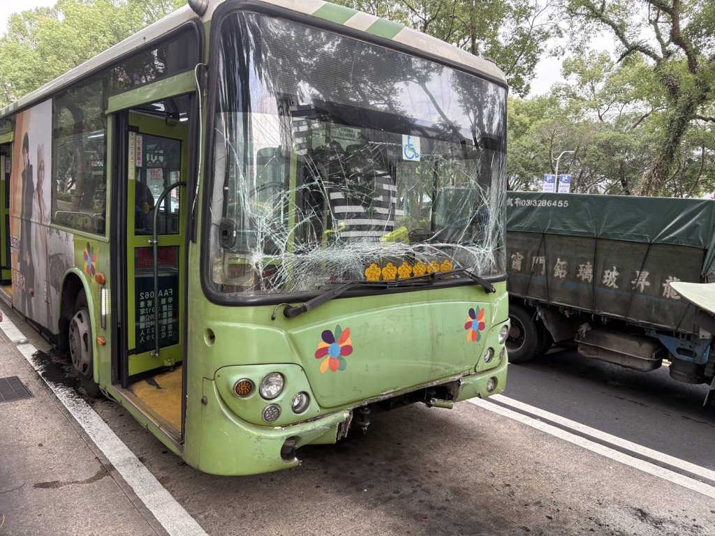 煞車失靈釀禍！　北市松山區4公車相撞3名乘客受傷