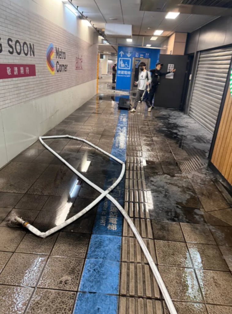 影／北捷板南線驚傳有人丟煙霧彈　狂冒白煙地板焦黑民眾急逃