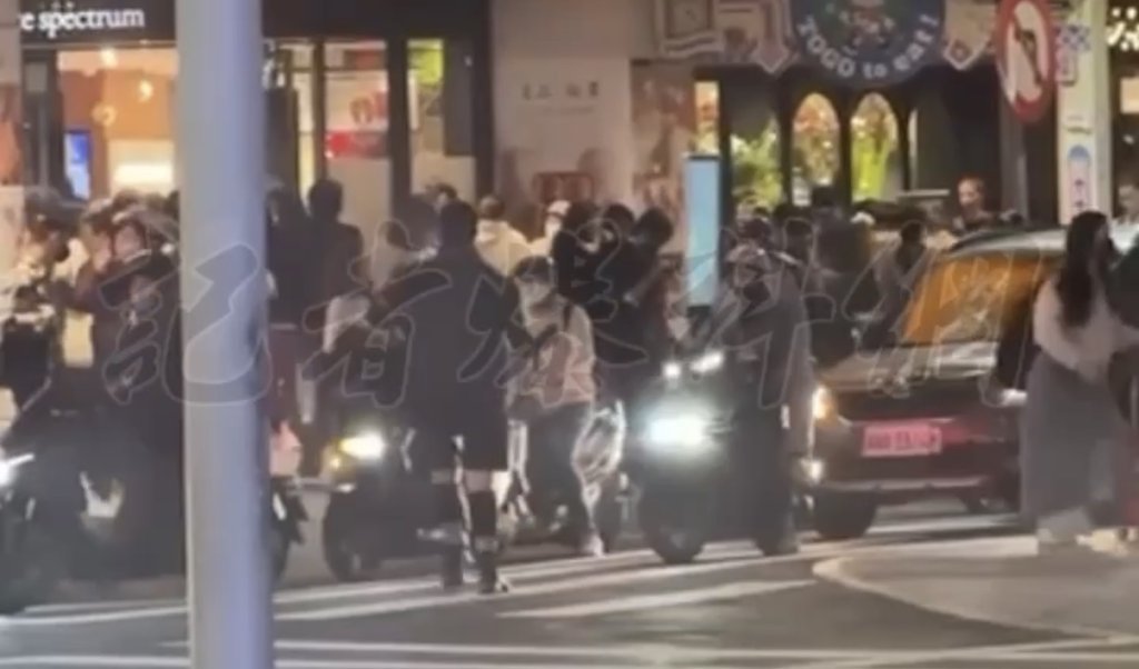 快訊／手持長刀砍群眾！北車煙霧彈男「墜樓OHCA」搶救中