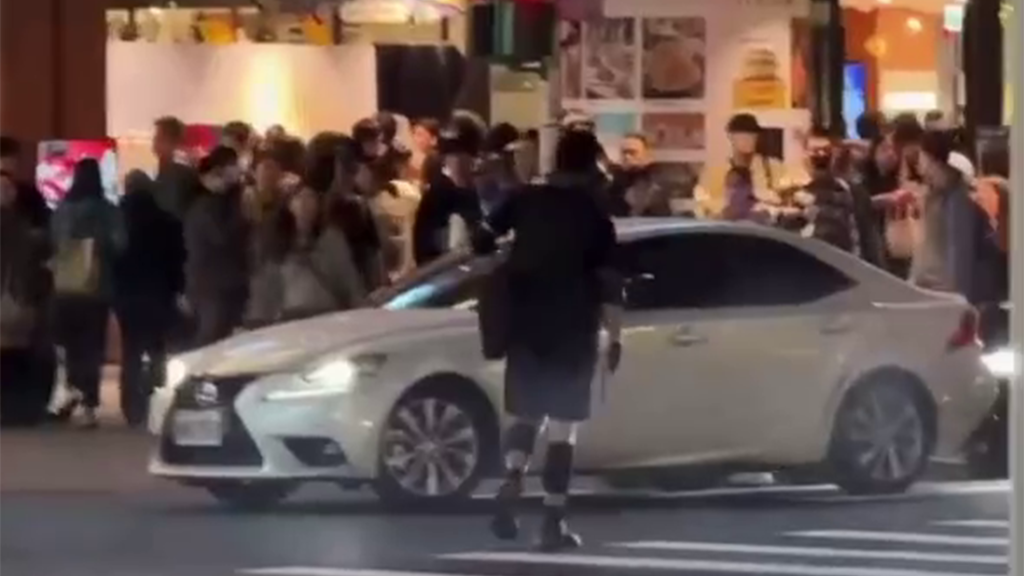 身搜出4把刀＋汽油彈！張文北車丟煙霧彈、闖百貨持刀傷人　釀4死5傷