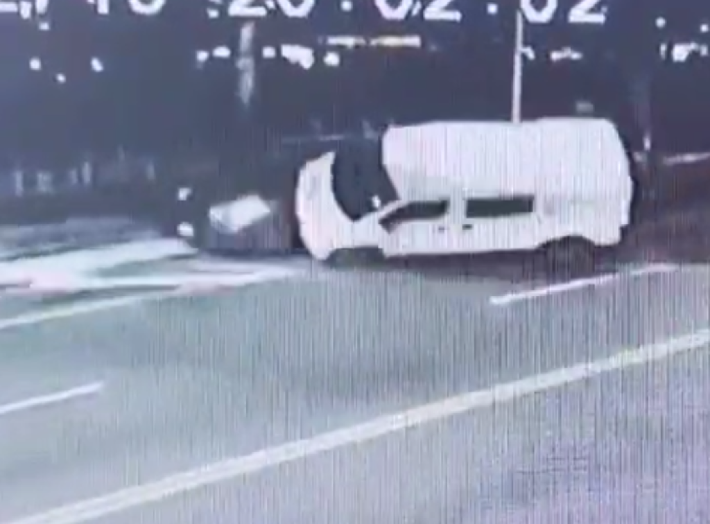 與兒女講話分心！　台中媽媽駕車自撞翻車