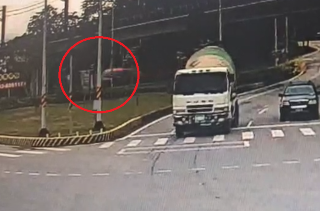 翻車畫面曝光！花蓮瑞穗鄉水泥車過彎不慎翻覆　駕駛雙腳夾住受困車內