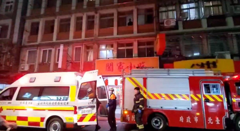 疑換瓦斯不慎釀禍！士林小吃店氣爆　4男女遭火舌灼傷