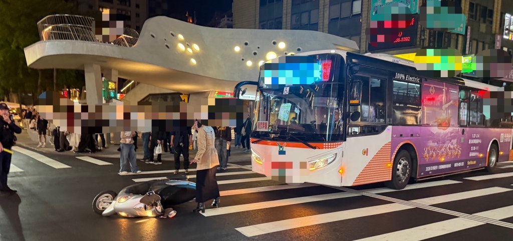 昨才隨機攻擊驚魂...誠品南西店外公車追撞嚇壞悼念人潮