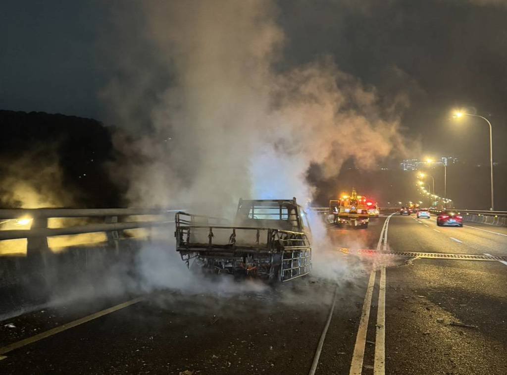 五楊高架煙火秀？小貨車滿載爆竹半路「火燒車」闖禍