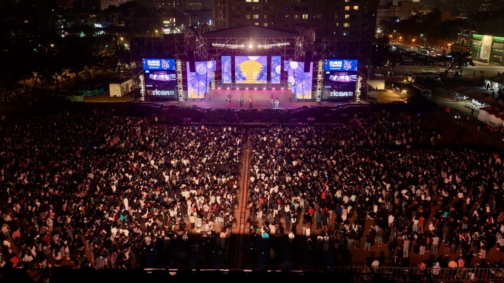 台南好Young耶誕演唱會登場！吸15萬人潮...市長親跳撒嬌舞掀尖叫　鄭恩地壓軸開唱嗨翻全場
