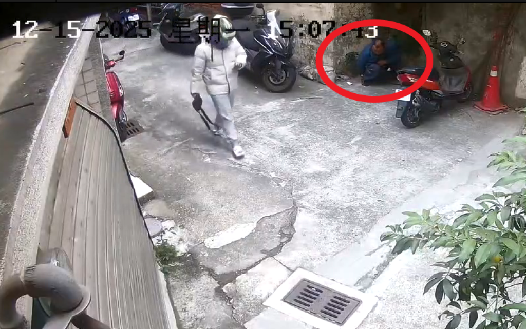 爆料／巷弄當廁所！台中男隨地便溺留「黃金」 監視器抓包卻因「這原因」難開罰