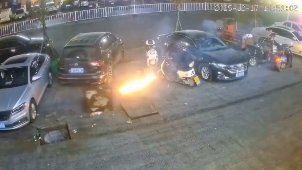 影／屁孩水溝旁玩鞭炮！水溝蓋被炸飛數公尺高　影片陸網瘋傳