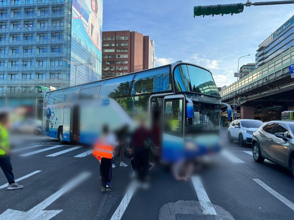 北市遊覽車右轉撞倒7旬單車婦　她臉部挫傷血濺路口