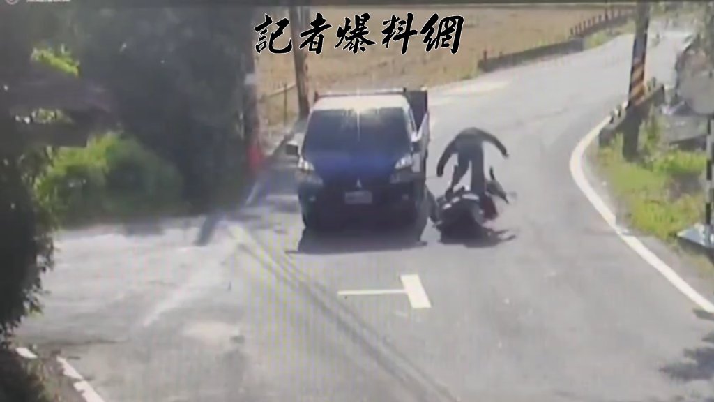 地上有畫Ｔ！機車左轉沒減速碰撞直行小貨車　騎士噴飛滾進路旁草地