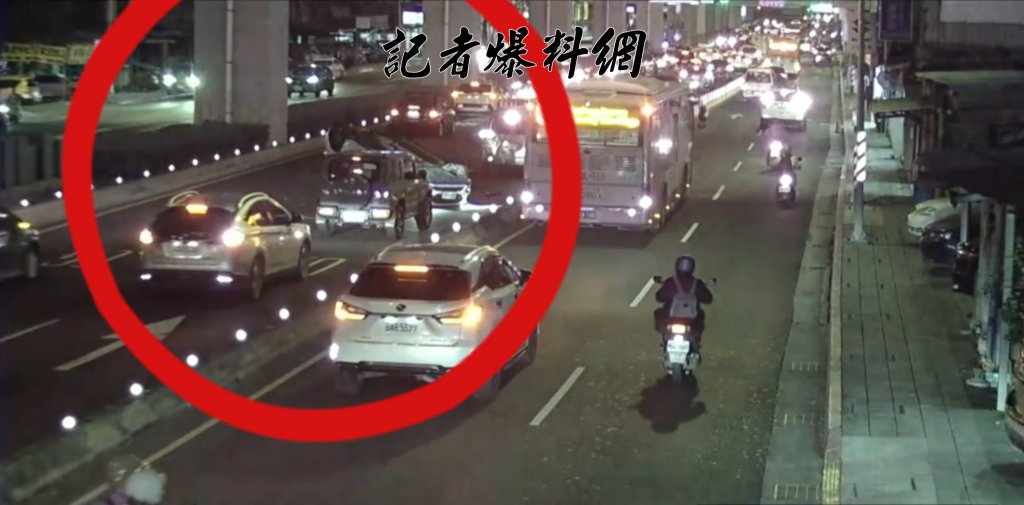 疑變換車道不慎！中和小客車下台64線追尾前車擦撞翻覆