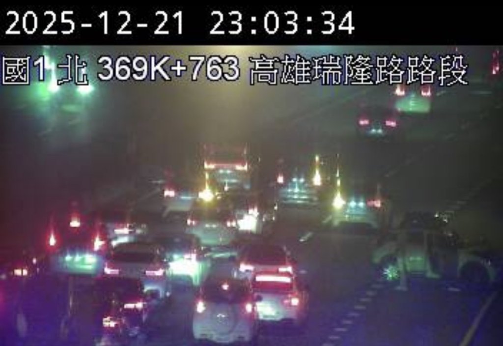 快訊／國1深夜事故！瑞隆段塞爆　2車噴「1內側1外側」