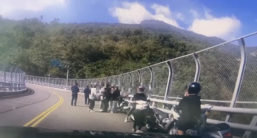 山路一彎「他撞斷魂」...17歲少年騎微型電動車　失控撞橋墩亡