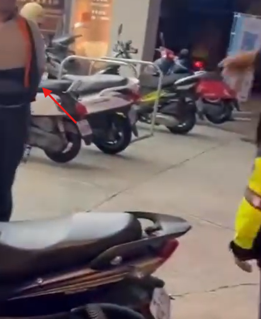 影/街頭驚魂！彰化鬧區驚見街友揮鐮刀遊蕩　警察火速到場化解緊張氣氛