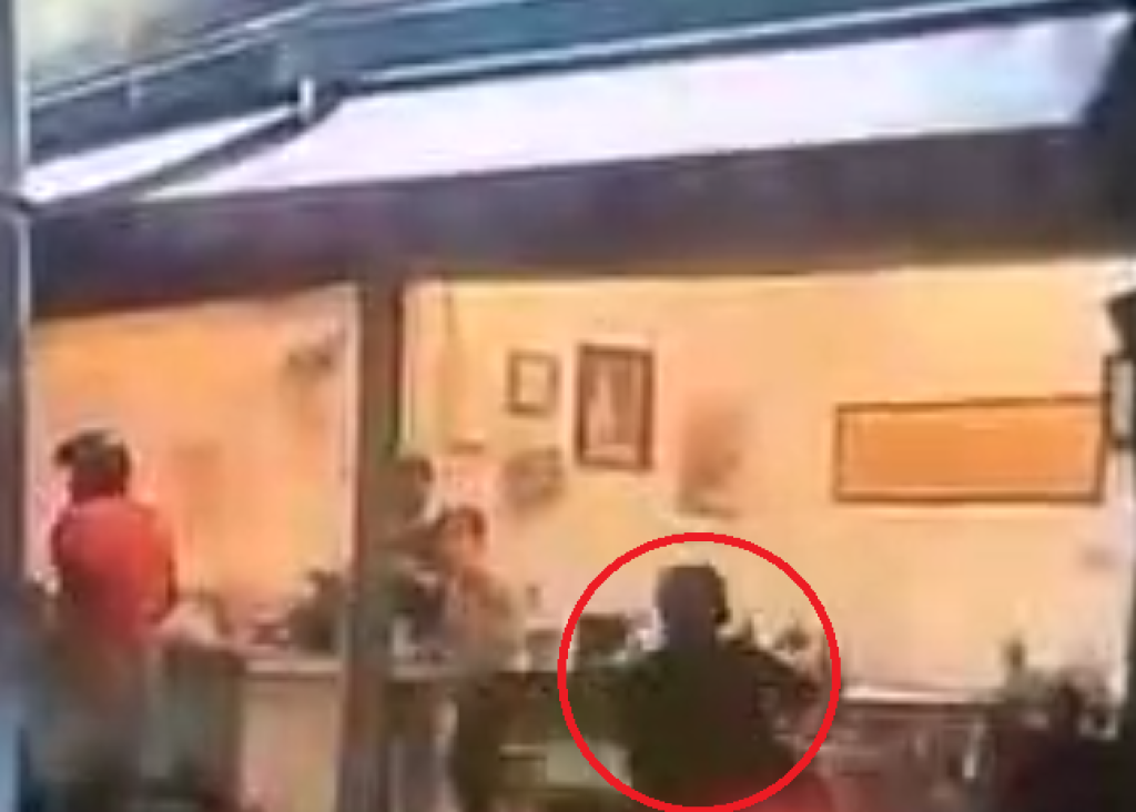 撞擊畫面曝光！台東機車為閃車撞進小吃店　釀兩人受傷