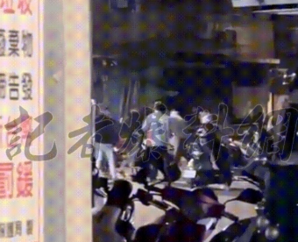 獨家畫面／你太大聲吵到我！2男酒後衝突　揮拳打到路中