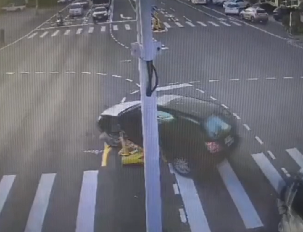 彰南路庇護島又被撞！今年第13起　駕駛迴轉亂切秒落跑遭開罰、還得求償