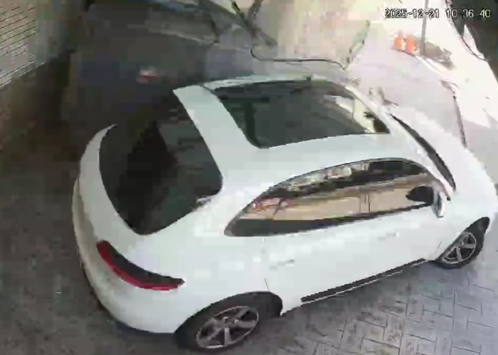 撞擊畫面曝光！台中兩車路口相撞　停騎樓保時捷遭殃