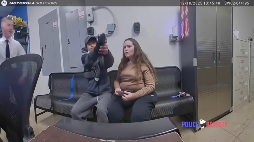 影／男涉嫌行竊被抓包！竟趁隙「掏槍對警射擊」所幸未擊發　下秒遭壓制影片曝光