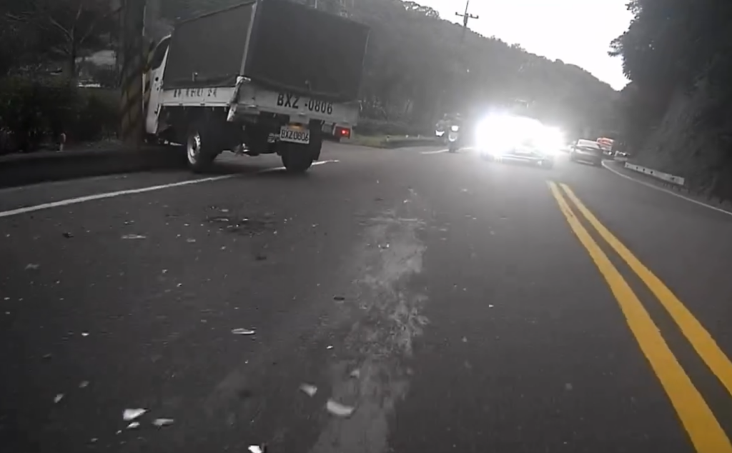 影/早晨驚魂！小貨車泰林路突自撞電桿 網友目擊全程超傻眼