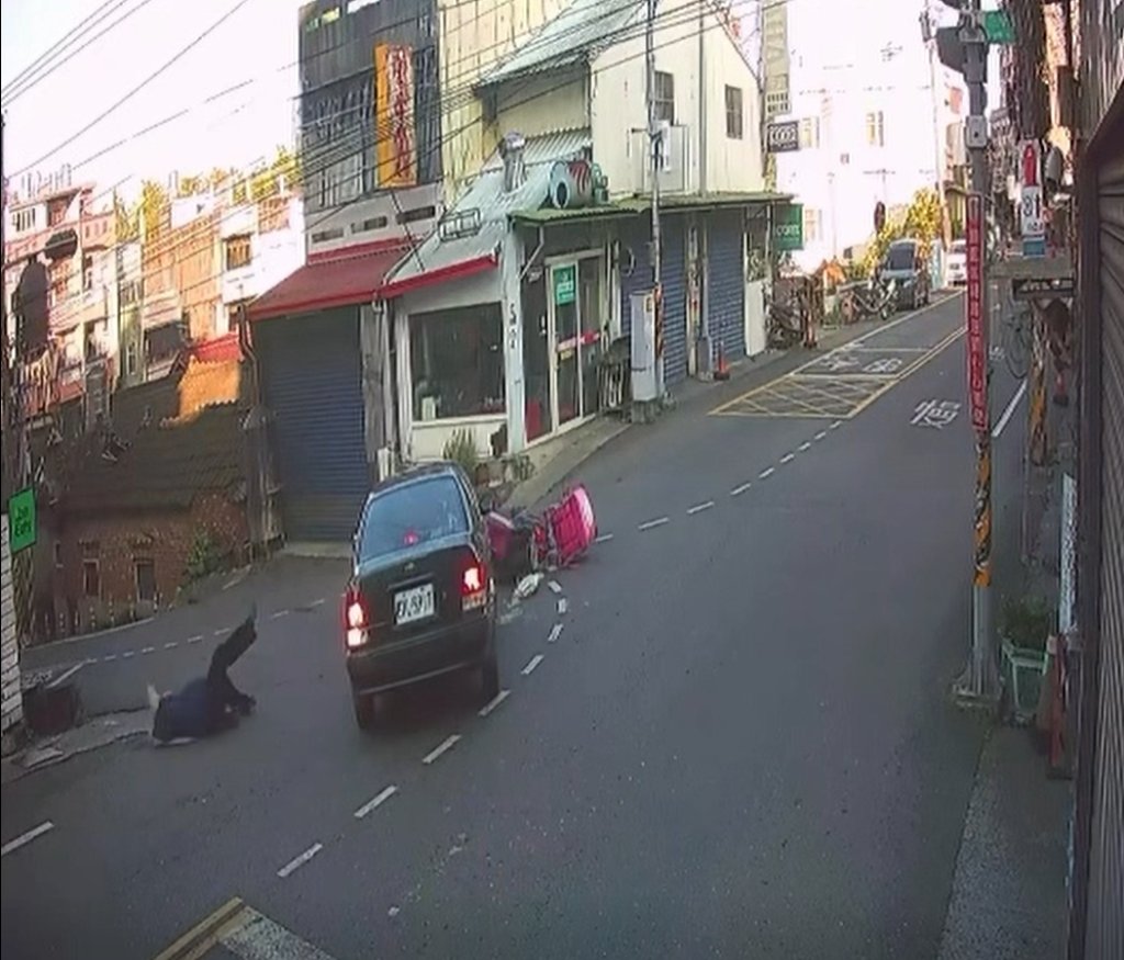 路口撞擊瞬間！外送車直衝、轎車切西瓜　網友：「這畫面不用辯了…」