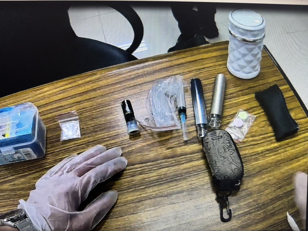 毒蟲進警所領司法文件　掏身分證掉K他命、口袋還掉「喪屍煙彈」當場被捕