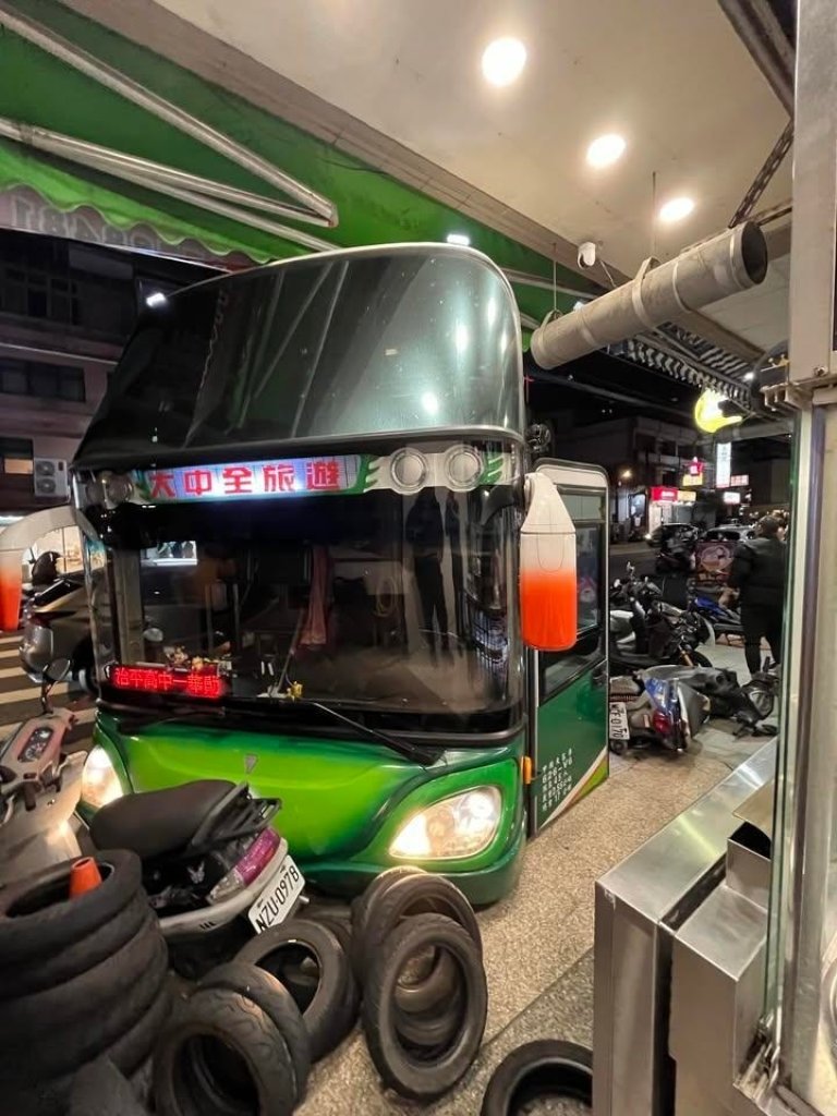 桃園遊覽車「自己開走」！忘拉手剎車一路逆向滑進騎樓　8車遭殃無人受傷