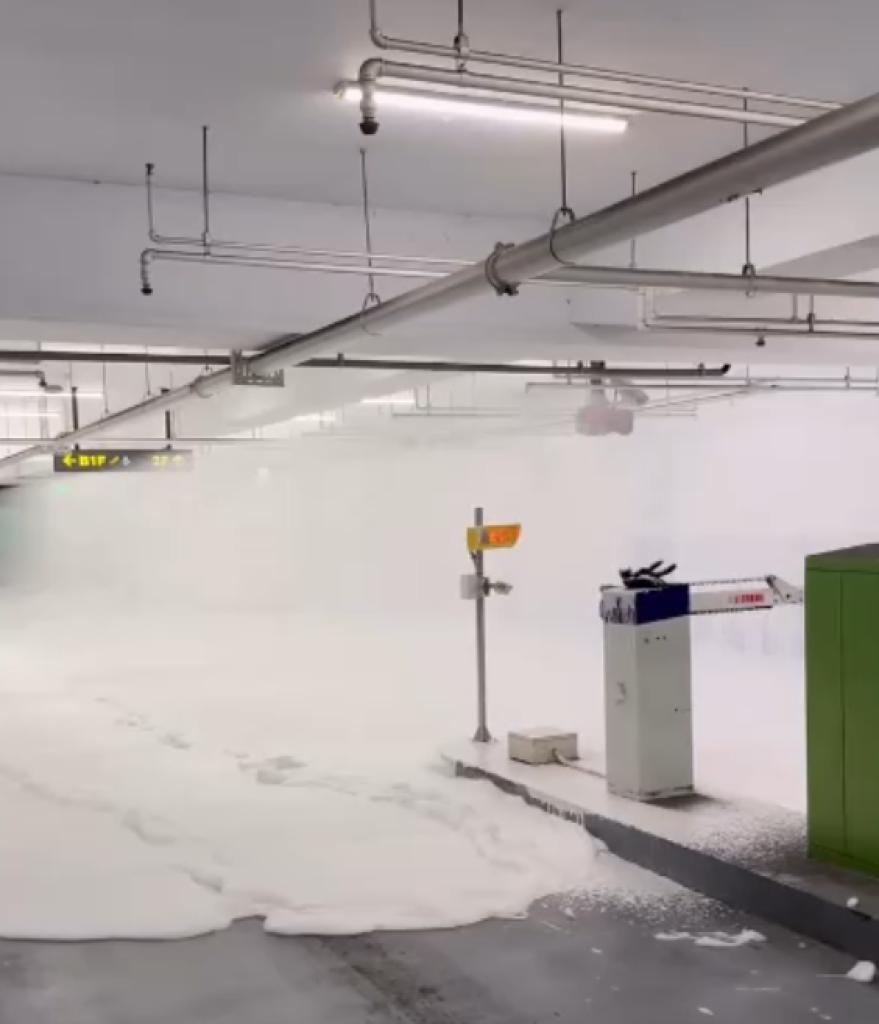  白色聖誕！台中沙鹿停車場轎車撞消防系統泡沬狂噴　全場一片雪白