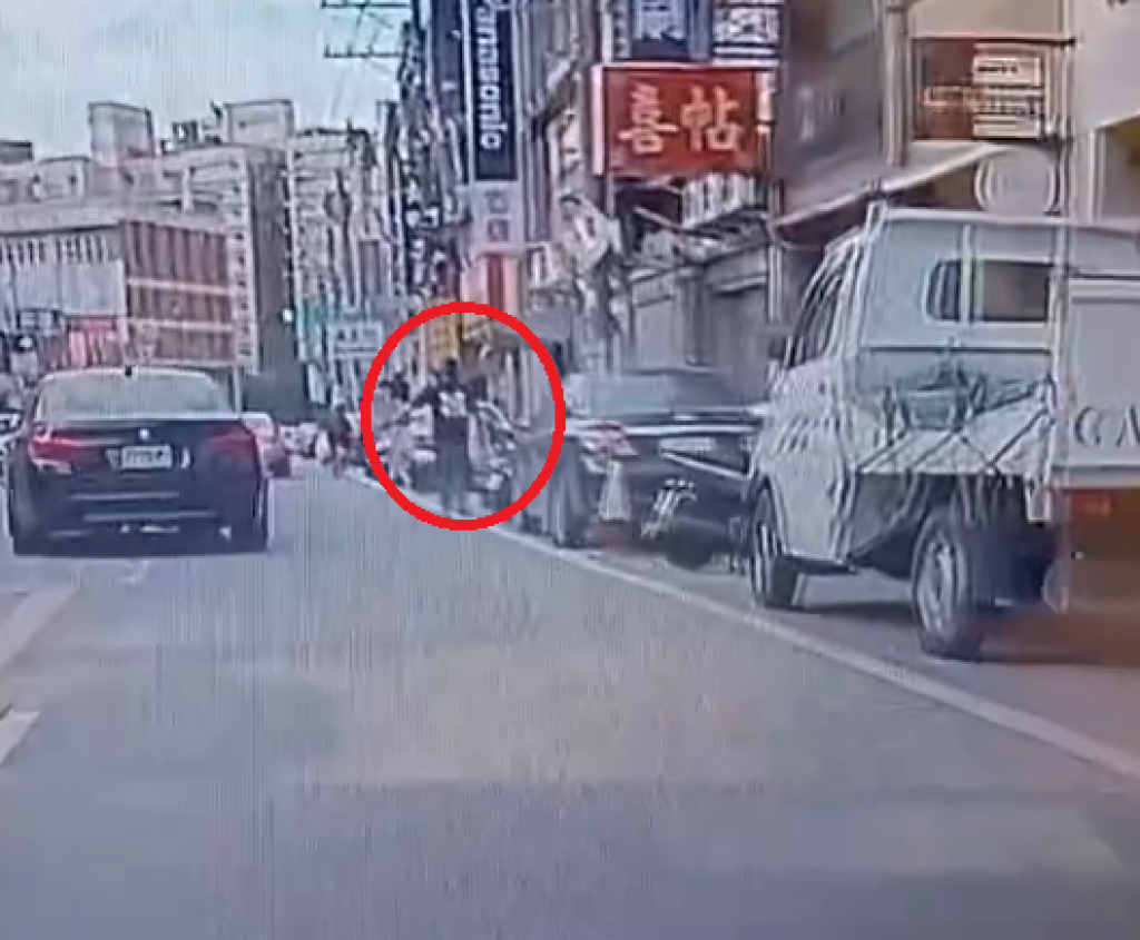 不滿被按喇叭幹譙桃園男子沿路揮木刀嗆聲！ 快打部隊圍捕移送法辦