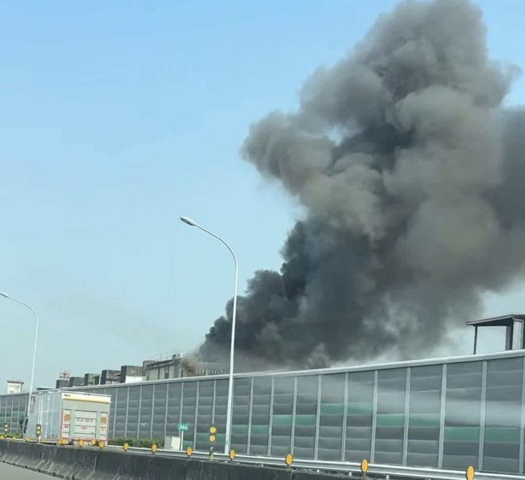 快訊／高雄大火！濃煙竄數層樓高　國道用路人驚呆