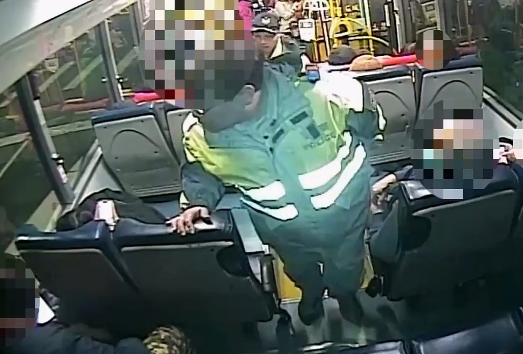 新北男公車講電話「去丟手榴彈」引恐慌　警攔車圍捕送辦