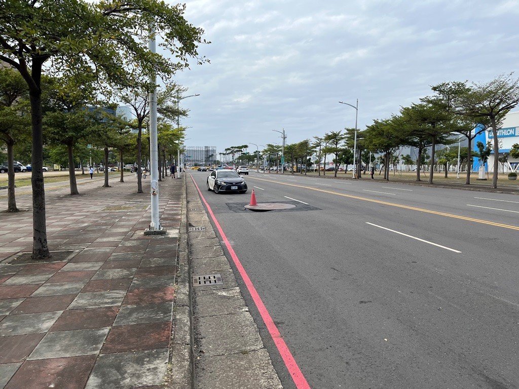 高雄坑洞「害人慘摔」！他送醫縫12針　水利局致歉：追究責任