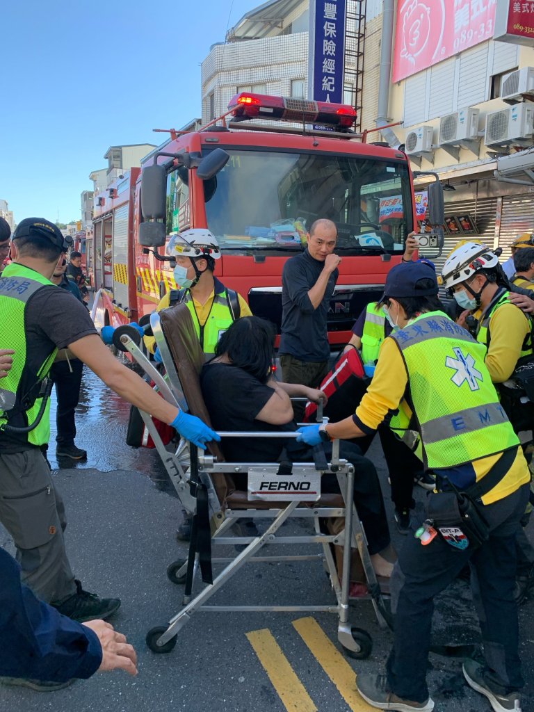台東民宅火警1名女子受困！　消防隊員架梯救出送醫