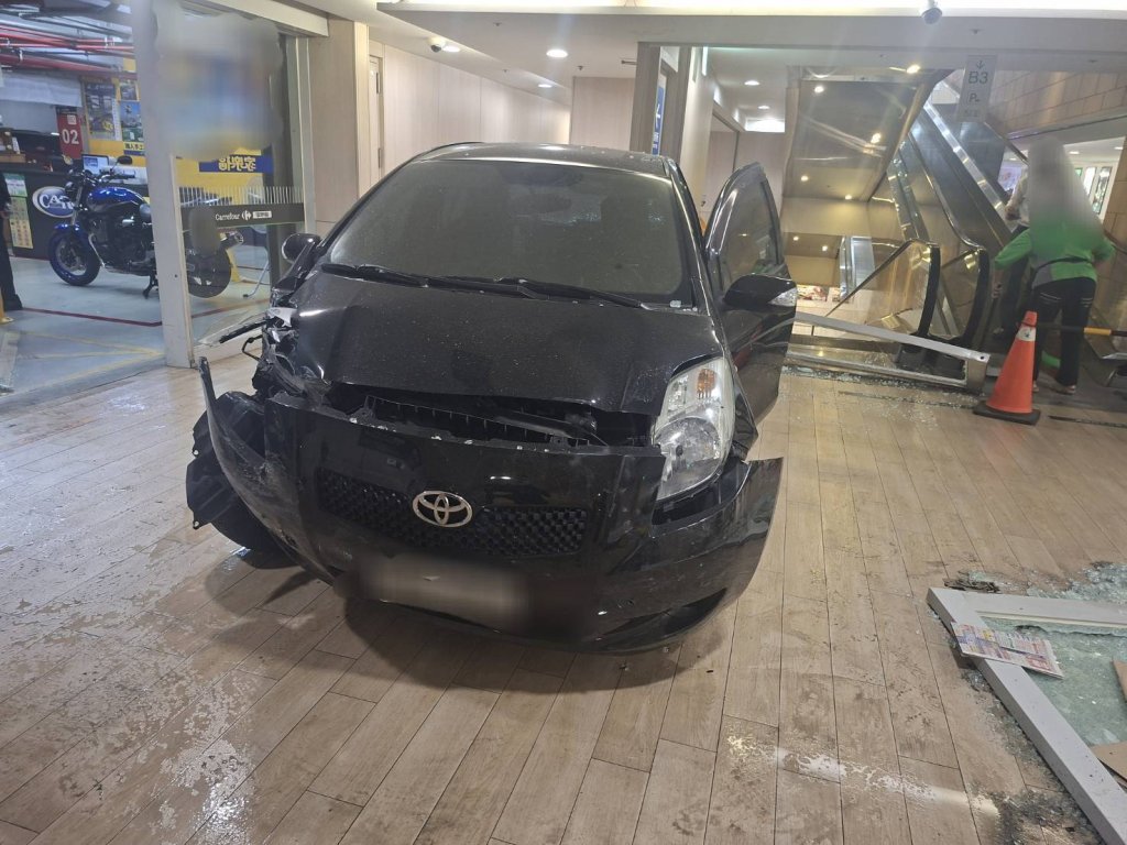 影/碰!65歲女駕駛暴衝置地廣場 玻璃門全毀現場一片狼藉