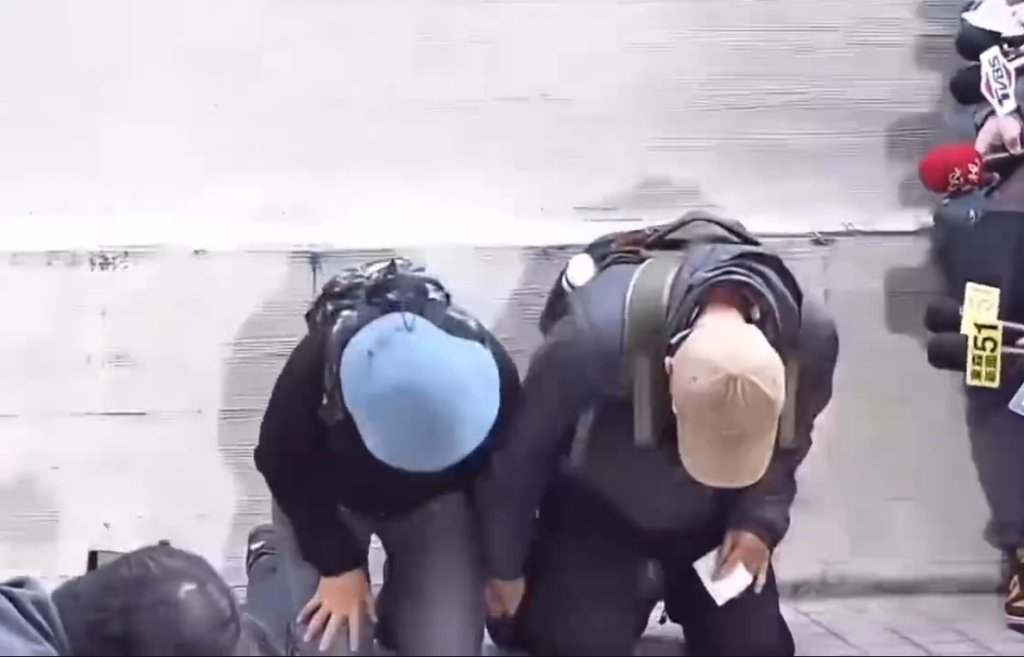 捷運攻擊案兇嫌相驗　父母低調現身二殯沉痛下跪：向所有人道歉