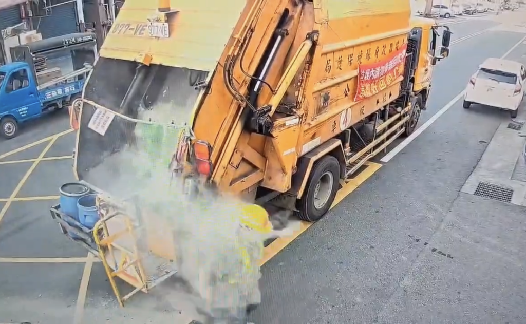 影／金紙灰倒垃圾車瞬間「灰飛煙滅」！清潔員遭殃滿身灰