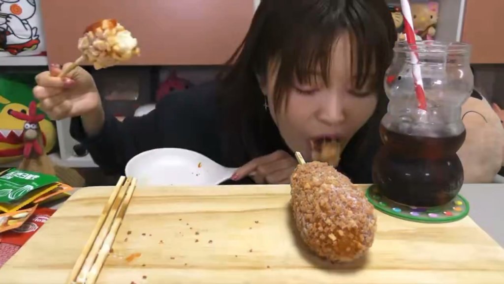 影／日本女大胃王網紅吃假的！進嘴嚼過後「偷朝下方吐出」　影片瘋傳引發熱議　