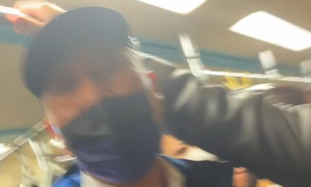 影／北捷爆糾紛！阿北疑擠不上車動手推人　還扯女乘客頭髮叫囂