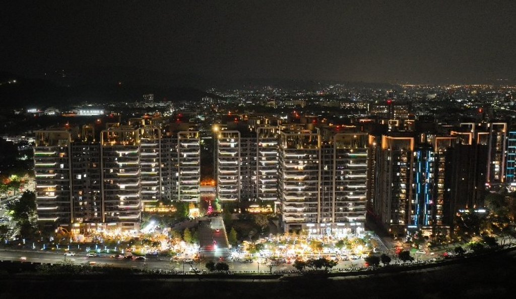 台中北屯8米高聖誕點燈  420份許願卡藏「洋蔥」