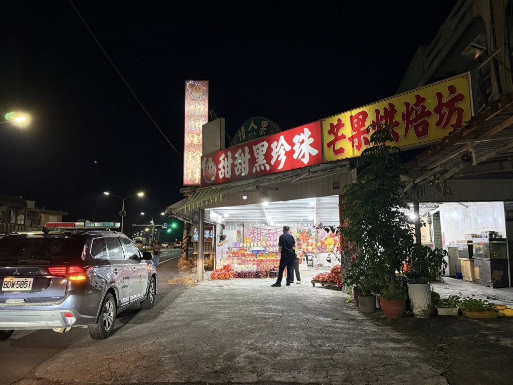 枋山水果攤買2斤被凹加購！民眾拒買後老闆暴怒拿蓮霧砸車　警到場處理