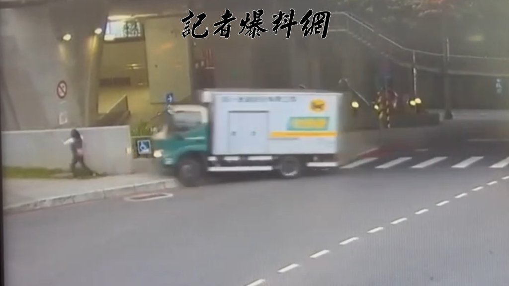 新店「黑貓」物流車疑疲勞恍神逆向暴衝　騎士路人驚險逃過死劫