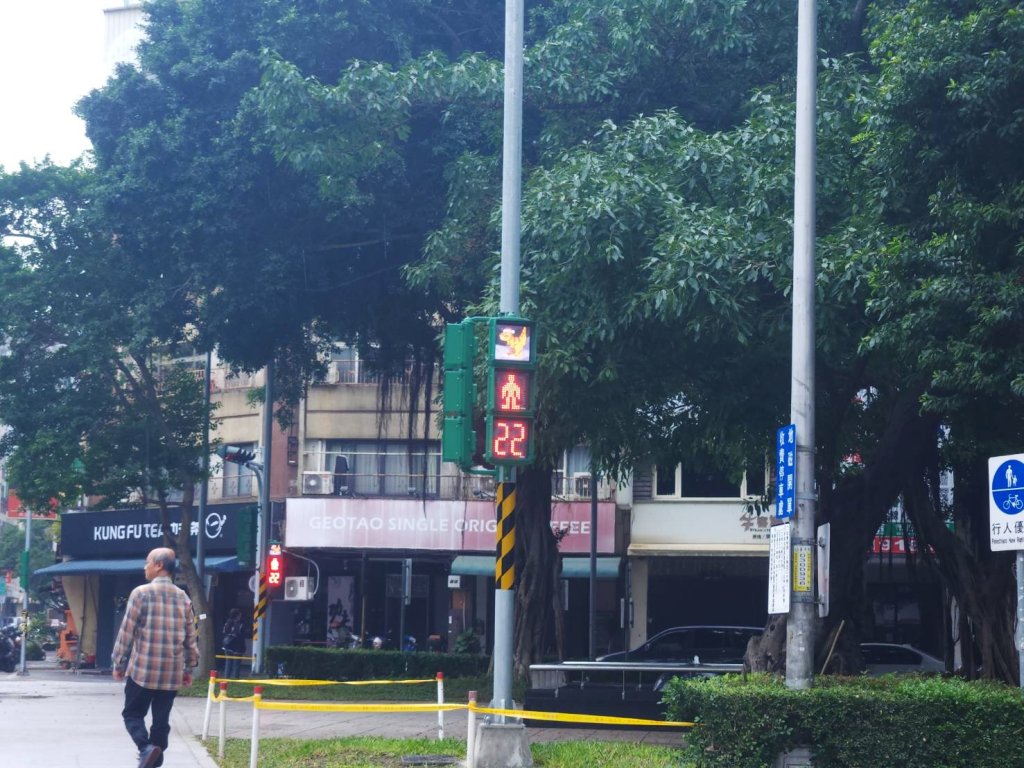 中市交通局攜手科博館 恐龍聖誕換新裝陪民眾過馬路