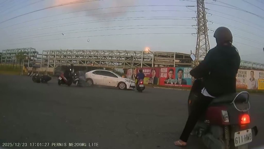 影／駕駛疑闖紅燈！衝過路口保齡球式猛撞4機車　騎士空翻1圈倒地