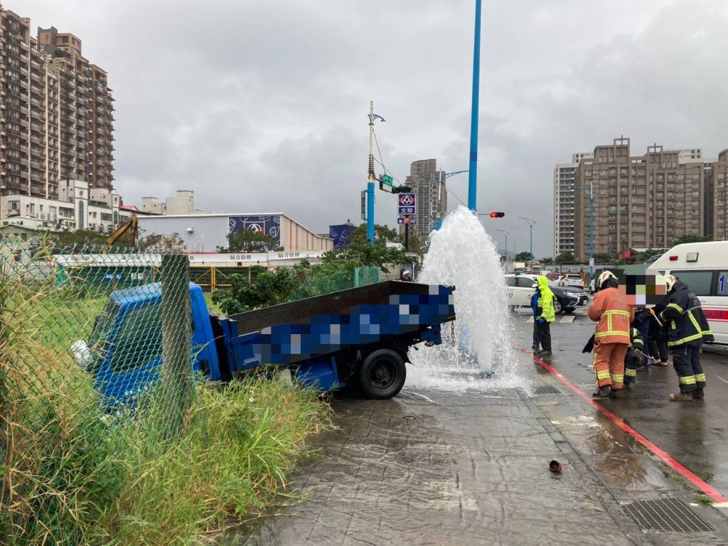 八里計程車違規迴轉　貨車想閃失控撞斷消防栓