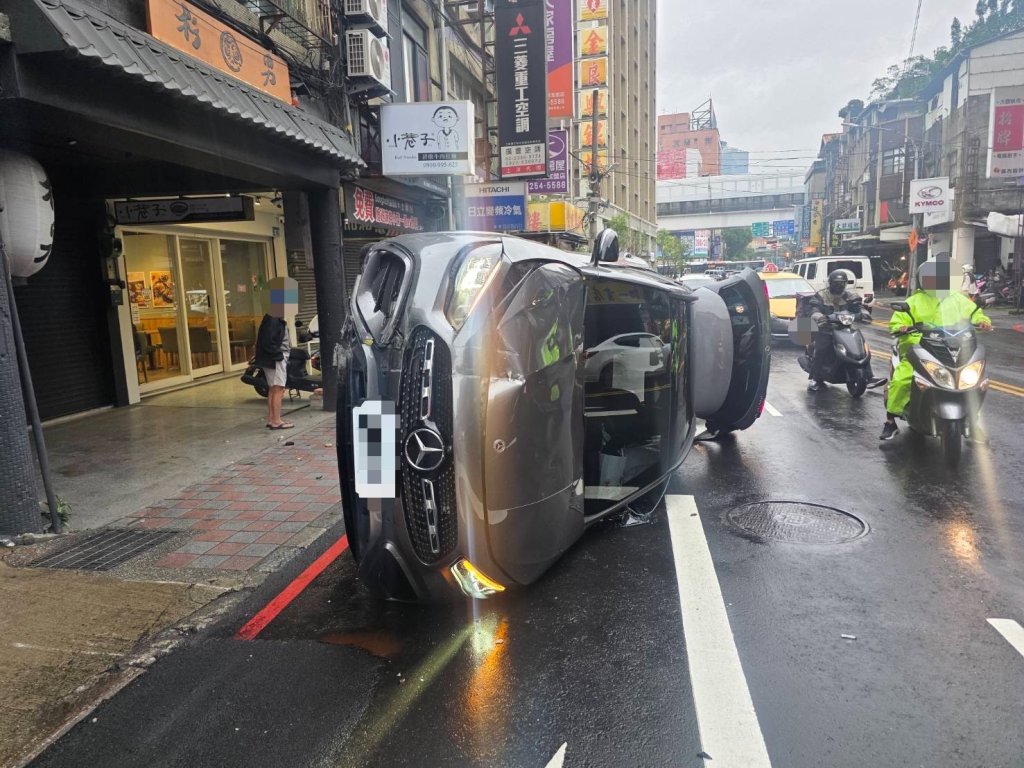 快訊／板橋女開賓士休旅車恍神　自撞電箱翻覆