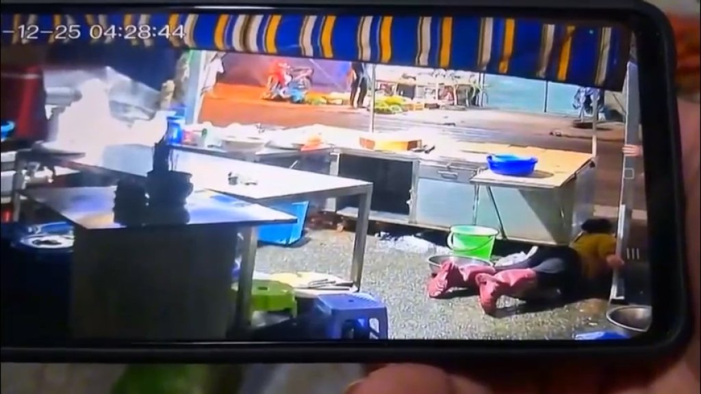 影／驚悚奪命！越南女攤商「手碰遮雨棚柱子」　突觸電倒地亡 